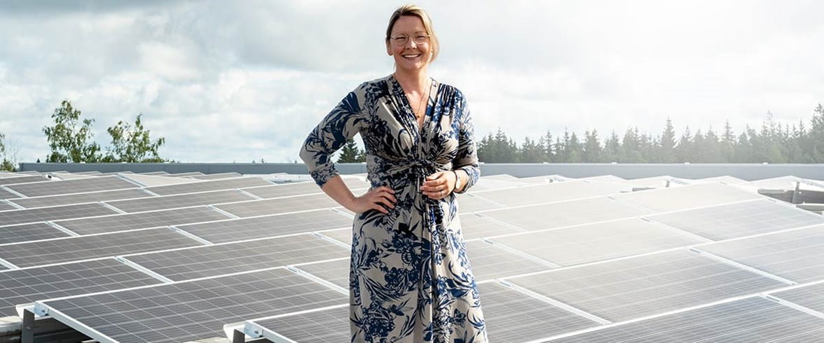 Hållbarhet, kvinna framför solceller